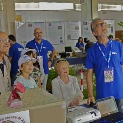 Persone anziane che osservano gli esperimenti